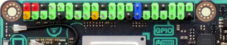 Farbiger Kunststoff markiert die GPIO-Pins des Asus Tinker board